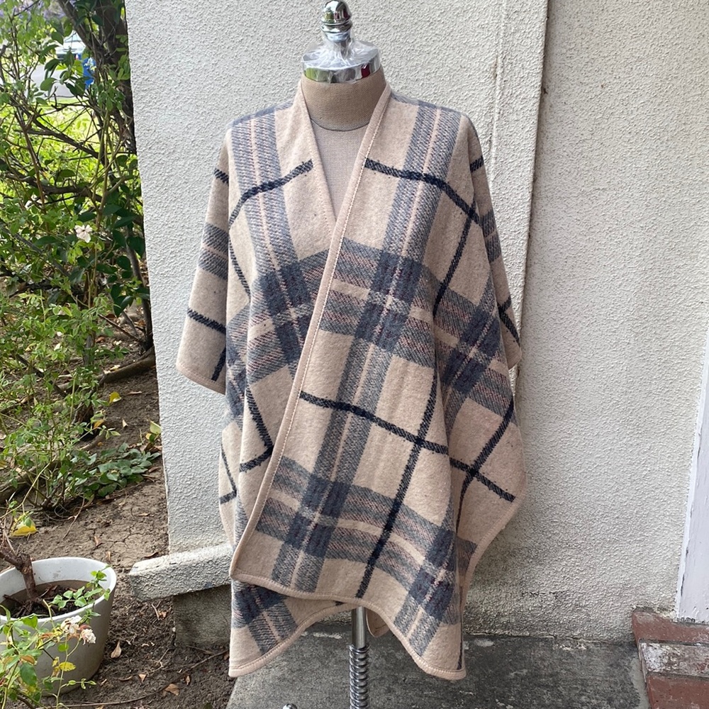 Neiman Marcus beautiful Ruana Cape/Shawl. This is so beautiful & chic